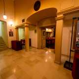 Ma � arrivato ora il momento di entrare. Ci ritroviamo cos� nel piccolo foyer